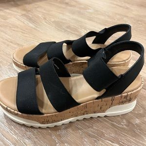Universal Thread Platform Sandals